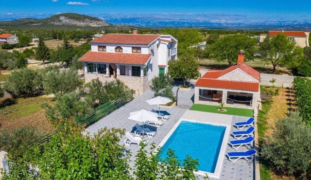 Holiday Home Tonka with pool