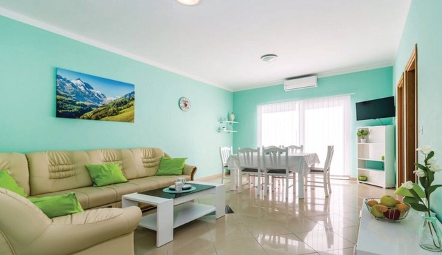 Holiday Home Villa Ksenija - Six Bedroom Holiday Home with Pool