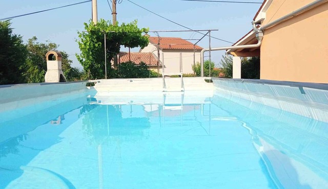 Holiday home with barbecue and a quiet location