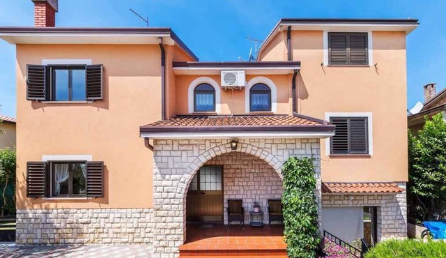 Holiday home with large terrace and pool