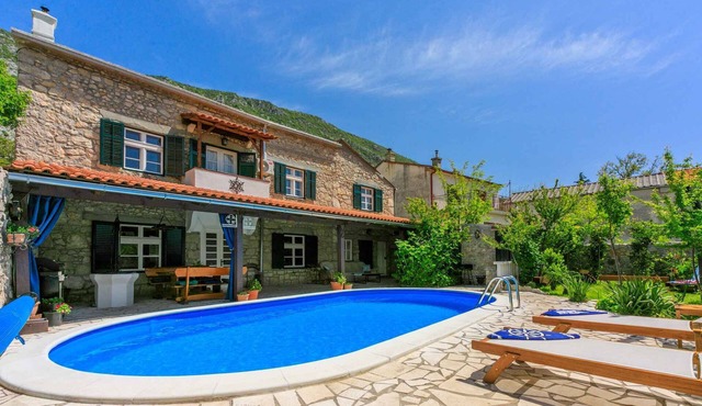 Holiday home with outdoor swimming pool and summer kitchen