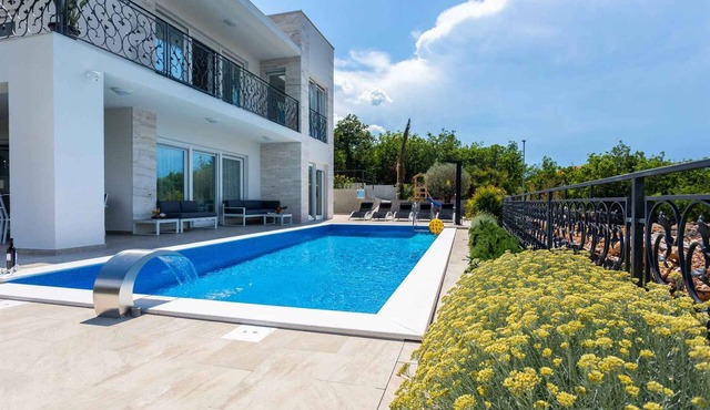 Holiday home with pool for 8 people
