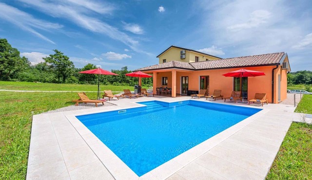 Holiday home with pool in quiet location