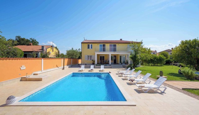 Holiday home with pool, modern furnishings in Umag