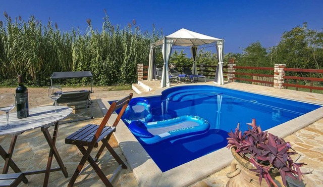 Holiday home with swimming pool near Umag, pets allowed