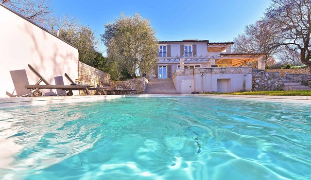 Holiday home with terrace and pool in Rakovci