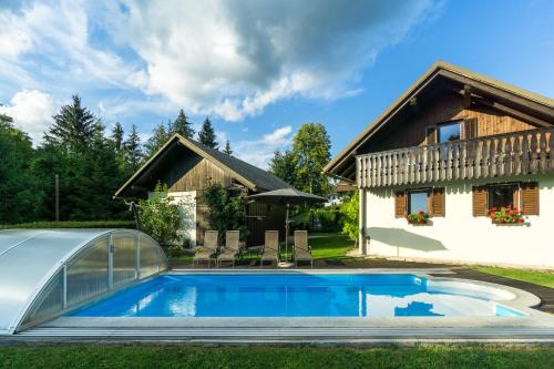 Holiday House in Nature with Pool, Pr Matažič in Cerklje na Gorenjskem