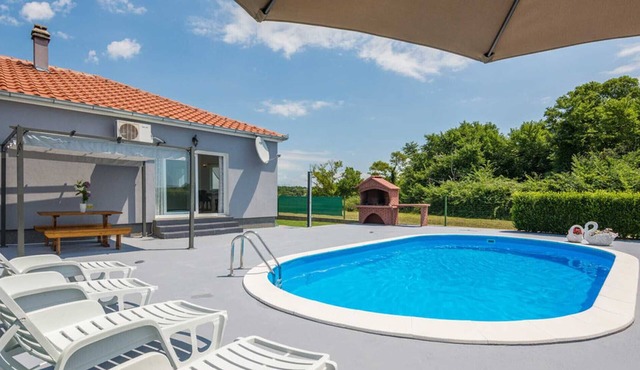 Holiday house Flora with pool and spacious yard