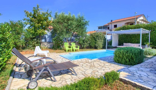 Holiday house NIKA with pool and jacuzzi