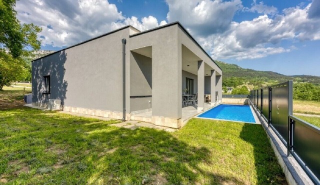 Holiday House Rhapsody with Private Pool