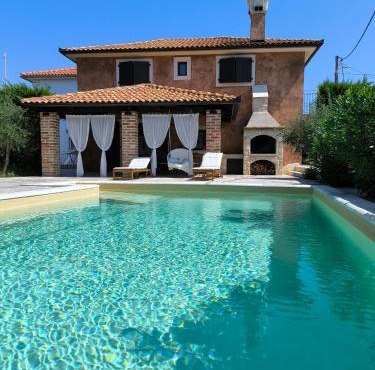 Holiday House Ursa with heated pool
