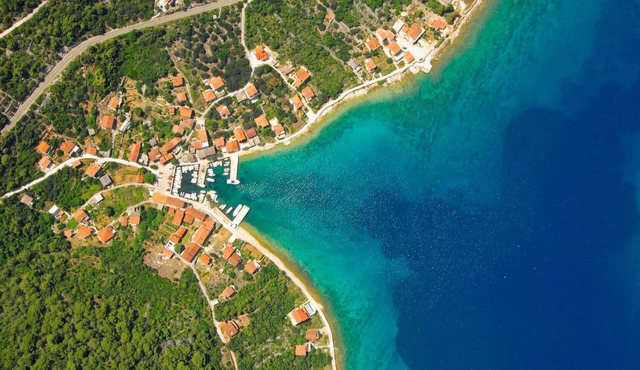 Holiday house Vese - 50 m from sea : - Mali Iz (Island Iz), Zadar riviera, Croatia
