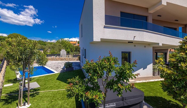 Holiday house VILLA PATRICK with pool, jacuzzi and sauna
