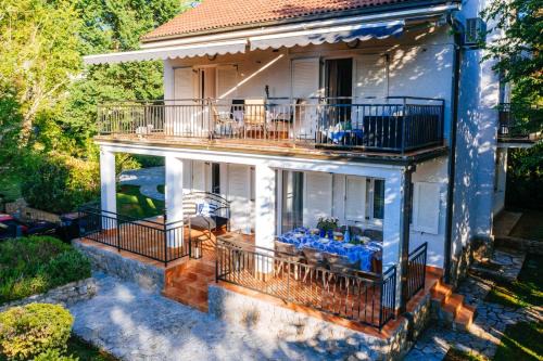 Holiday House with Garden & BBQ in Malinska, otok Krk