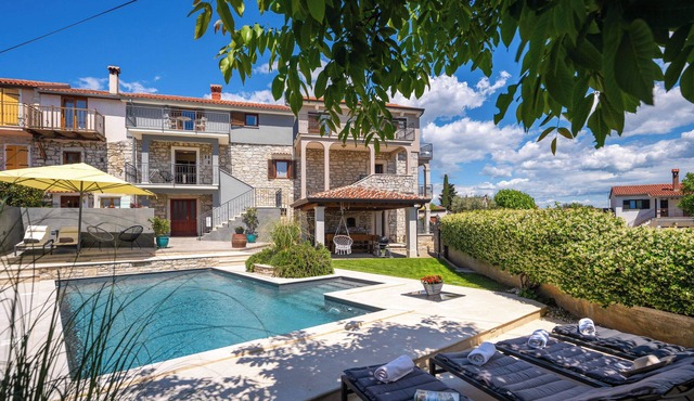 Holiday house with pool for 10 persons, 2 separate accommodation units,in Porec in Dračevac