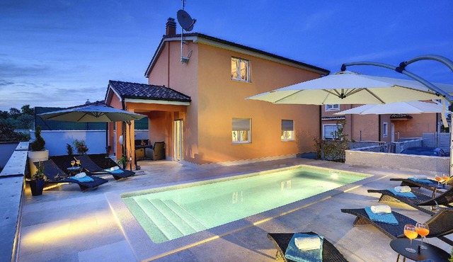 Holiday villa with garden, grill, and terrace in Pula