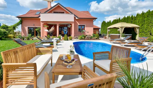 Homerez - Big villa for 10 ppl. with swimming-pool, jacuzzi and garden at Turčin