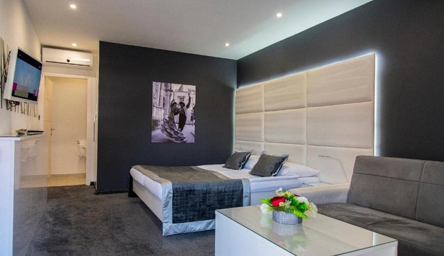 Hotel Cool Zagreb Airport in Velika Gorica