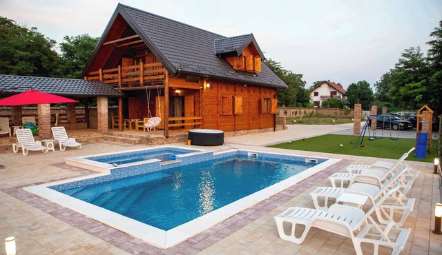 House by the Danube with jacuzzi, pool and kids’ playground