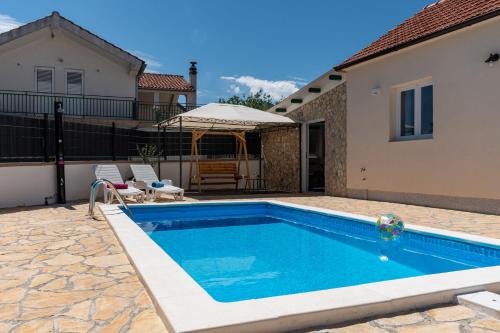 House Mirakul near Krka with Private Pool in Skradin