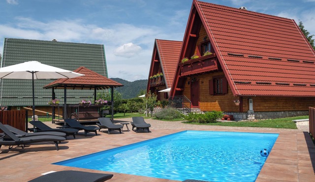 House Mountain Resort - 3 Chalets with pool & spa near Risnjak , Gorski kotar