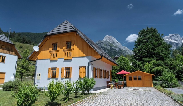 House Parabola – 4-Bedroom Mountain Retreat with Breathtaking Views, Sleeps 10 in Log pod Mangartom