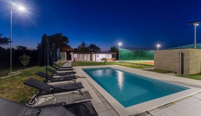 House Relax with pool and private tennis court (121651-K1) - Posedarje