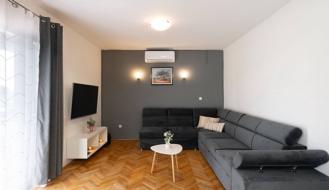 House Rose with Garden and Pool - Three Bedroom House