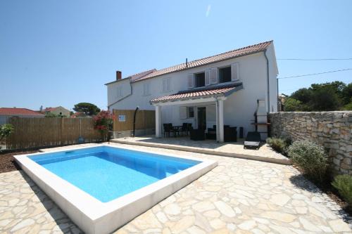 House Sakarun with swimming pool in Veli Rat
