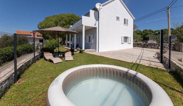 Ideal holiday house, including a heated hot tub and a barbecue in Žeževica