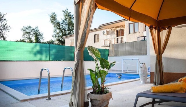 Idyllically situated vacation home with pool for 6 in Orbanići