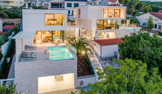 in Sutivan mit Privatem Pool by Interhome