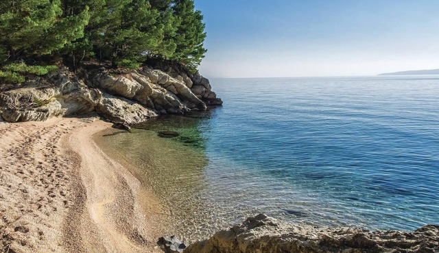 In the heart of Dalmatia and between the lively towns of Omi.