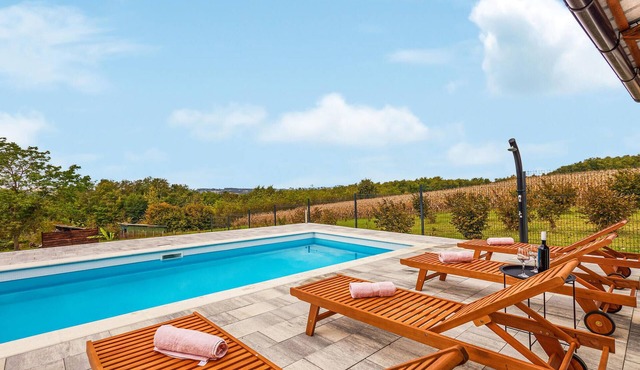 In the north of Croatia welcomes you this family friendly house with swimming pool.