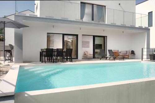 Infinity pool Villa San Amore in Divšići