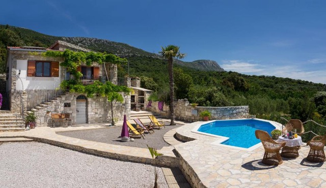 Isolated Stone House "Angelo" in Kaštela