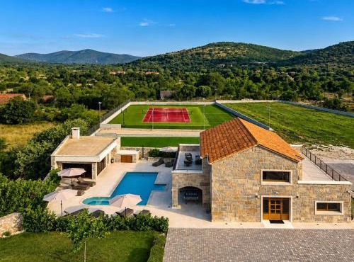 James Bond Hideout - Tennis, Football, Spa & Pool