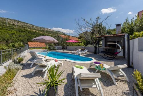 JOVI-relaxing, fenced, private, heated pool & view