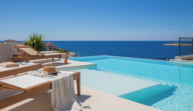 JUST BLISS luxury villa - heated saltwater pool, wellness, fitness and view