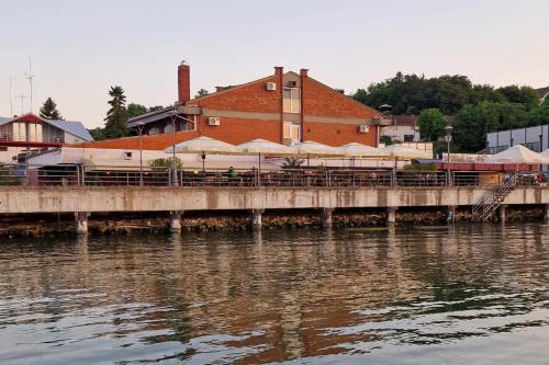 Kafana Zlatna Ribica in Golubac