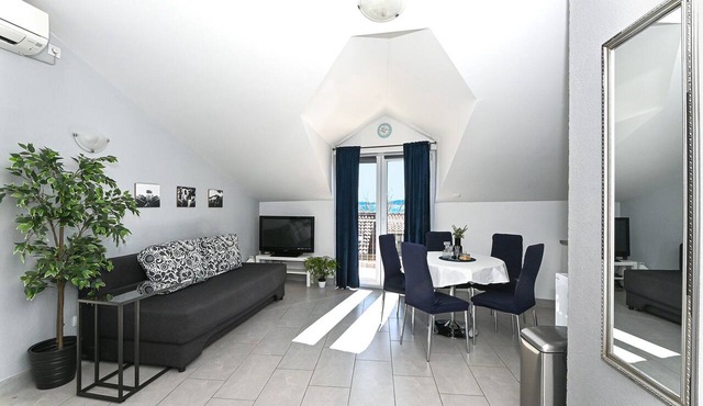 KAMBELOVAC 2 - stylish & cozy apartment for up to 4 persons, 150m from a beach