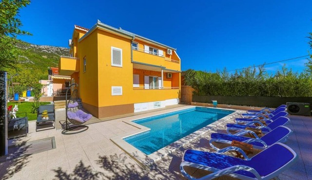 Kastel Luksic Scenic Villa with Pool - Fiver Bedroom Villa in Kastel Luksic