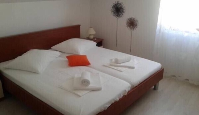 Katarina - Traditional Two Bedroom Apartment with Sea View
