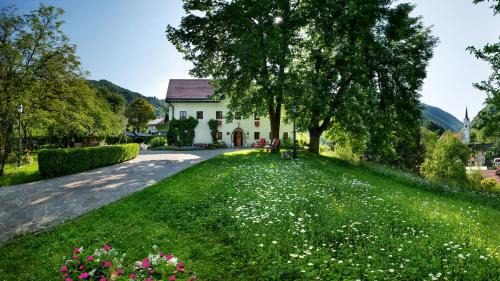 Kendov Dvorec in Spodnja Idrija