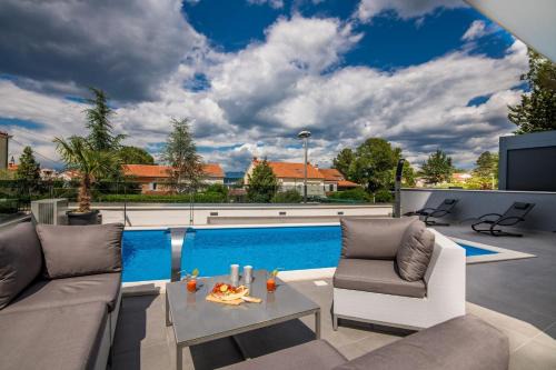 King Luxury Apartment with Private Pool