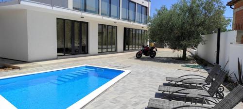 KRK, VILLA SOTTOVENTO WITH POOL, 8p