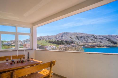 Krste perfect accommodation with a beautiful view in Metajna