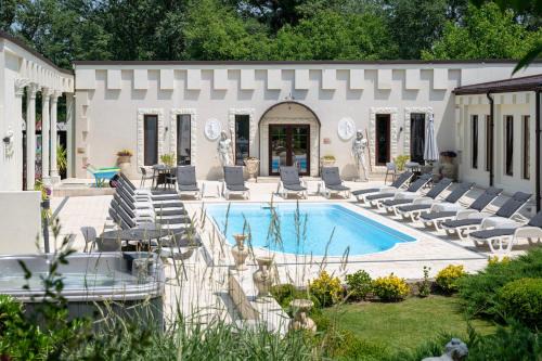La Conac Resort in Hulubesti