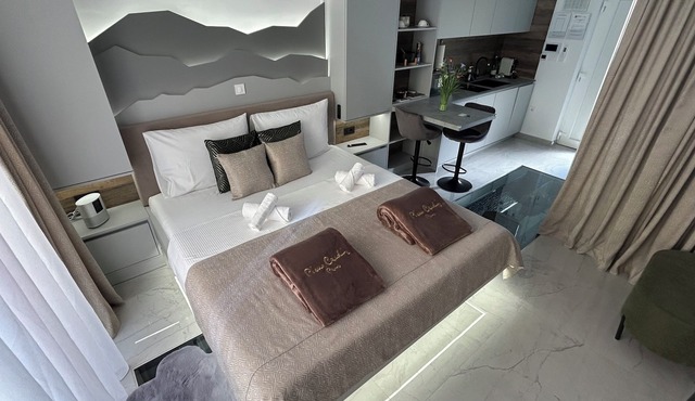 La Luna ⭐ Petite Suite Deluxe Apartment with Pool & Jacuzzi Bikes and Parking