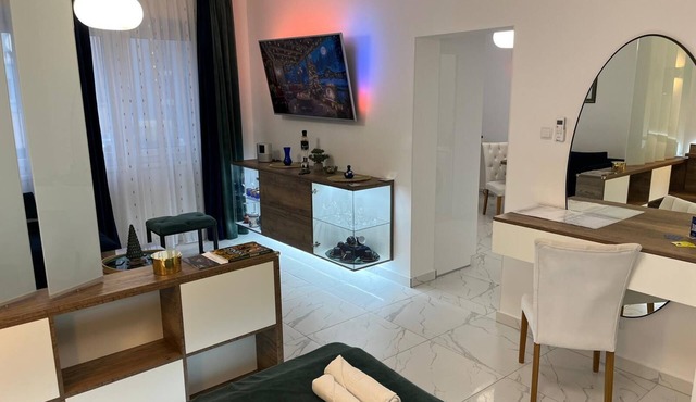 La Luna ⭐ Premium Deluxe Apartment with Pool & Jacuzzi Bikes and Parking